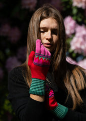 Quinton & Chadwick - Zig Zag Gloves in Red and Pink