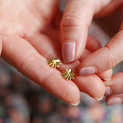 Lisa Angel - Daisy Stud Earrings in Gold