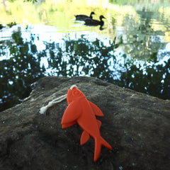 Kikkerland - Flying Fish Float Dog Toy