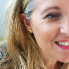 Lisa Angel - Daisy Stud Earrings in Gold