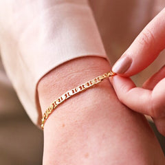 Lisa Angel Bracelet Gold Flat Figaro Chain